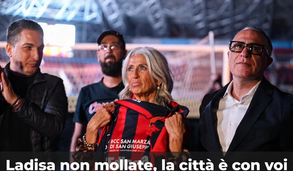 Taranto sprofonda nel caos, negato anche il sogno rossoblù: «Ladisa restate, questa città è nostra!»